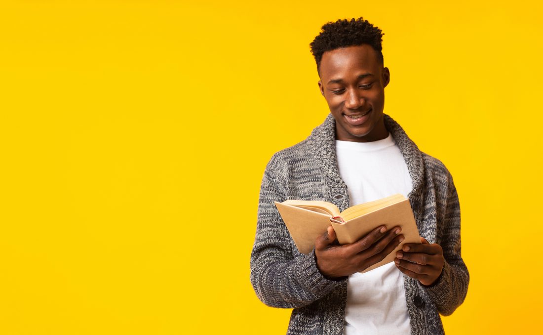 Un jeune homme lit un livre